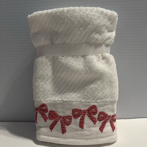 Deborah Connolly Designs Red Bow Hand Towels-Set of 2- NWT - Picture 2 of 3